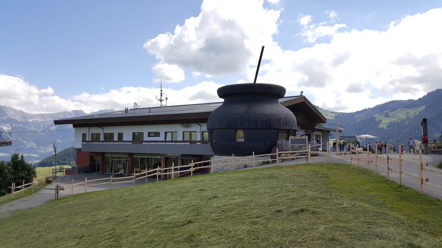 Station supérieure du téléphérique de Hochsöll avec référence au monde des expériences Hexenwasser