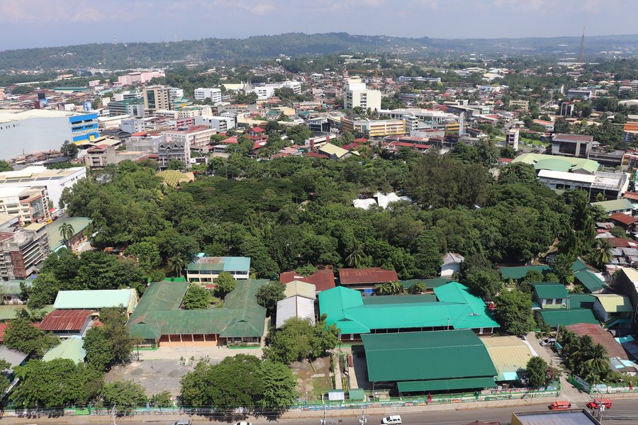People's Park tel qu’on le voit depuis l’Avida Tower 2 à Davao City, Philippines