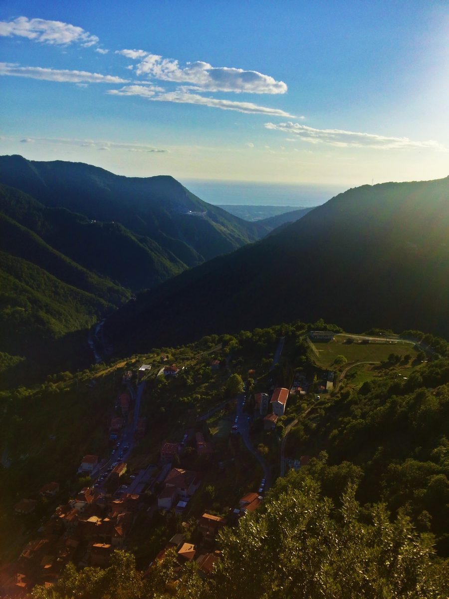 Vue panoramique des Alpes apuanes et de la côte de Versilia depuis Retignano à Stazzema, en Toscane