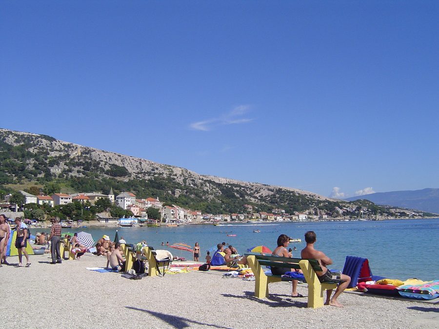 Plage à Baška sur l’île de Krk