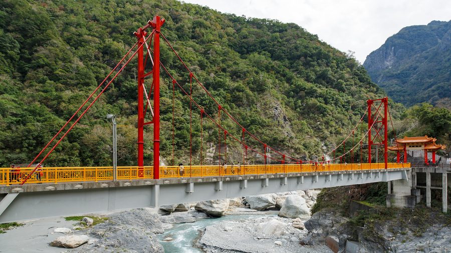 Pont Pudu dans les gorges de Taroko devant des montagnes boisées à Taïwan