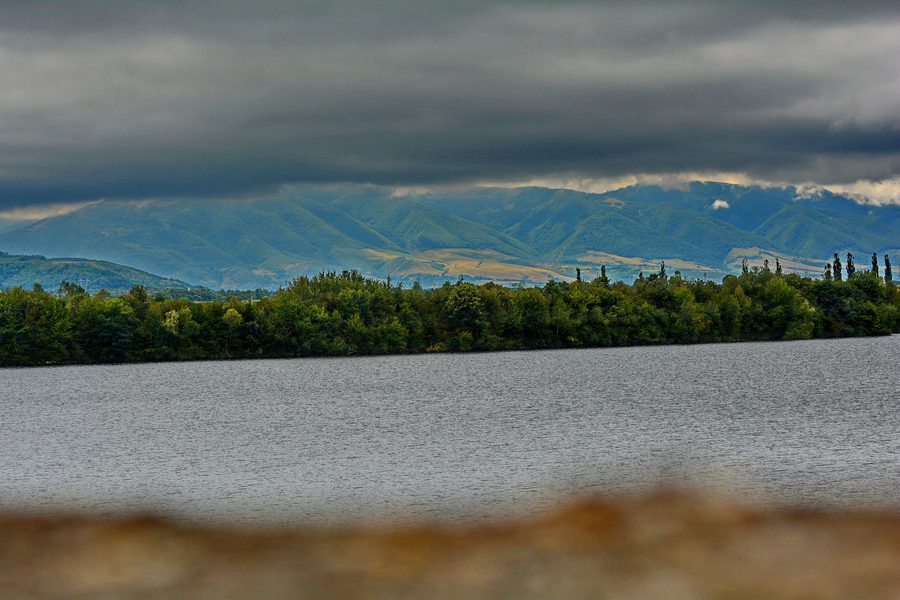 Barrage et Râul Mare dans le paysage de Sântămăria-Orlea