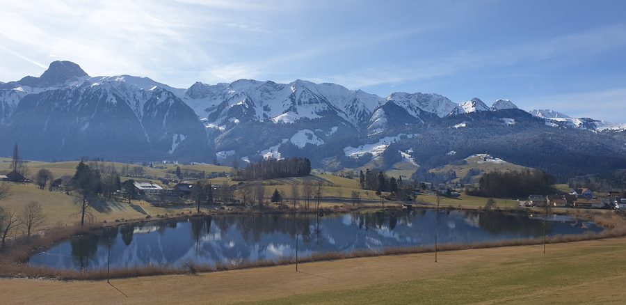 Dittligsee avec la chaîne du Stockhorn en arrière-plan