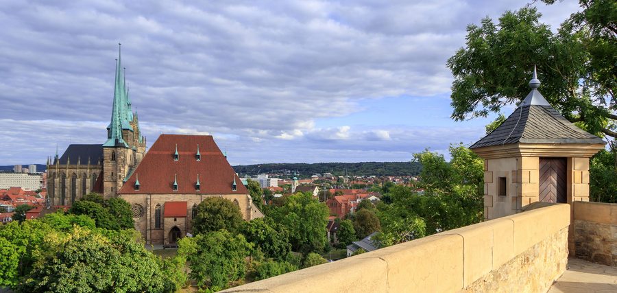 Vue depuis la citadelle de Petersberg sur Erfurt avec l’église Saint-Séverin et la cathédrale d’Erfurt