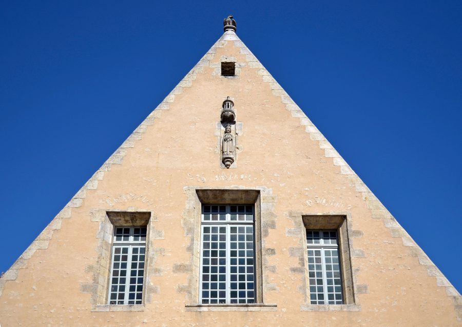 Détail de la façade de l’ancien marché couvert de La Ferté-Bernard