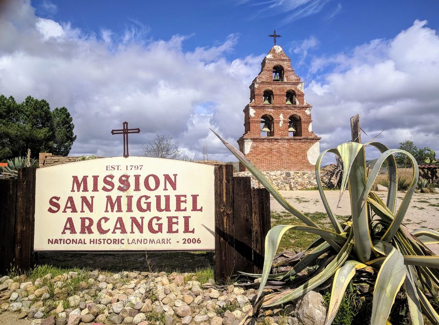 Extérieur de la mission San Miguel Arcángel à San Miguel, Californie