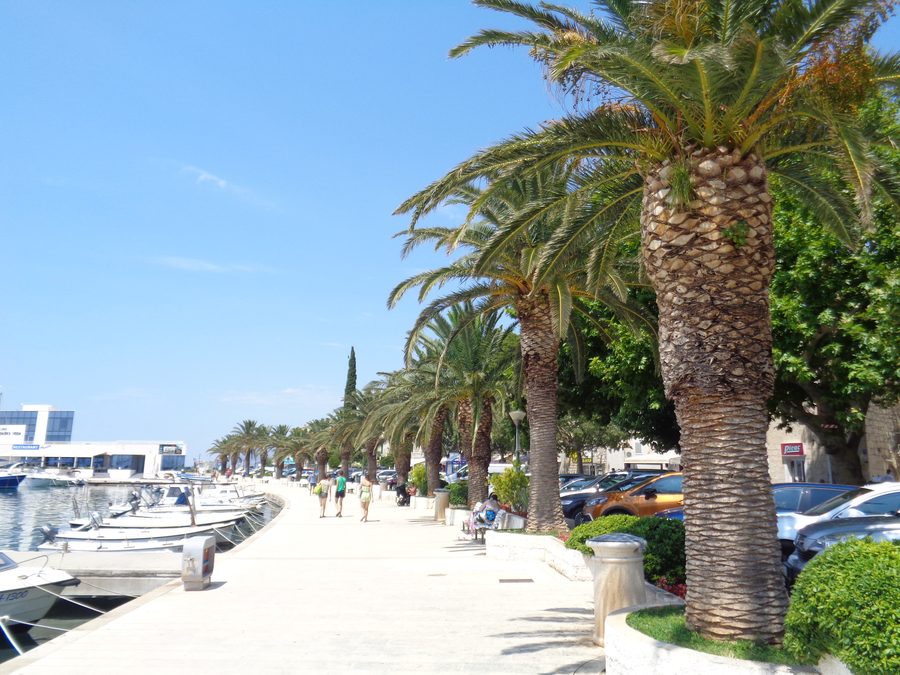 Promenade du front de mer de Baška Voda le long de la côte adriatique