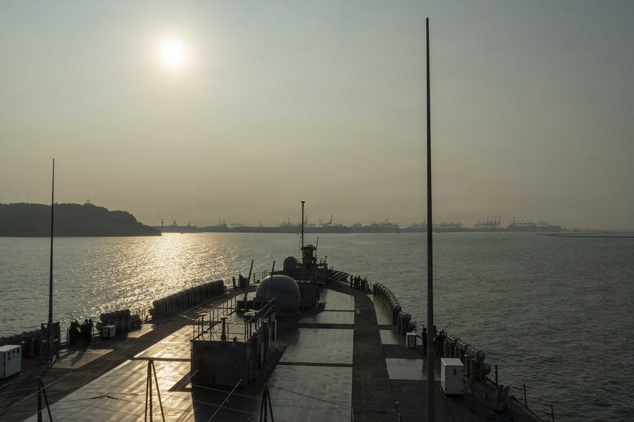 L’USS Blue Ridge entre dans le port de Laem Chabang en Thaïlande