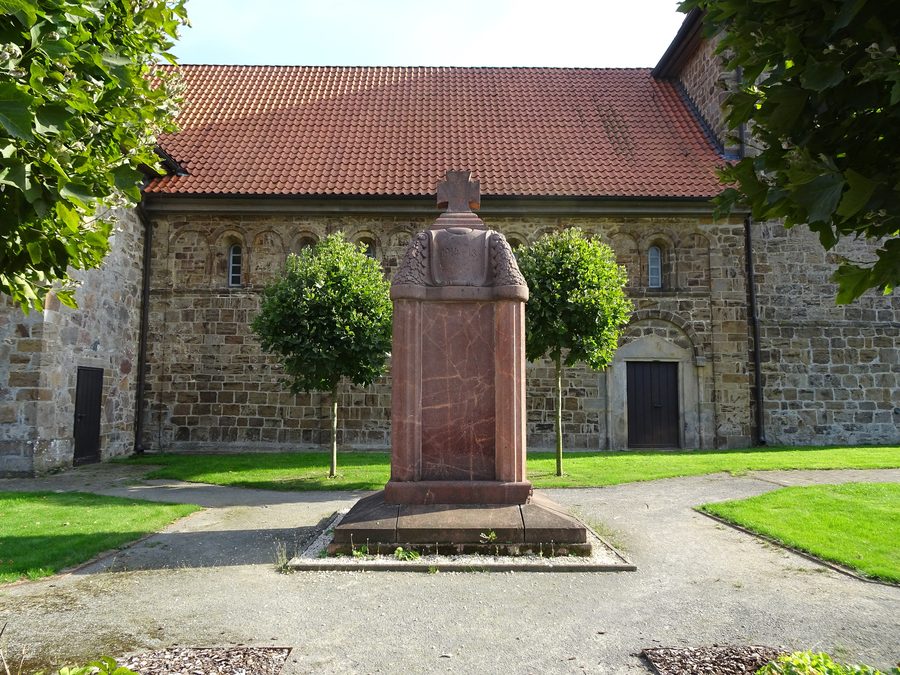 Monument aux morts devant l'église Saint-Gangolf à Wietzen