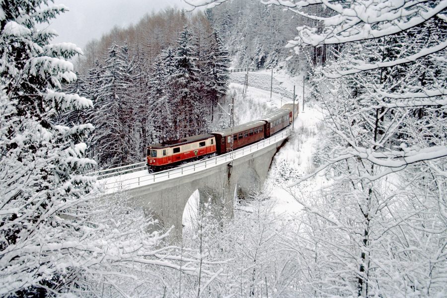 Train régional de la Mariazellerbahn sur le viaduc de Heugraben, près de la gare de Puchenstuben, en hiver