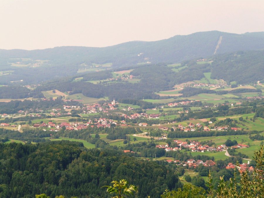 Lalling dans le Lallinger Winkel avec des collines boisées et un environnement rural
