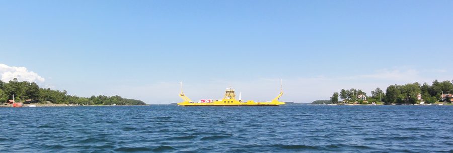 Le ferry automobile Yxlan–Blidö traversant le Blidösund
