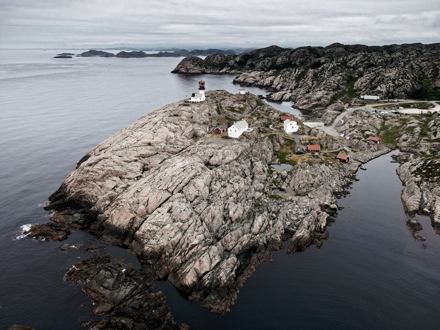 Phare de Lindesnes sur un promontoire côtier rocheux à la pointe sud de la Norvège.