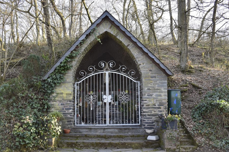 Intérieur de la grotte de Lourdes à Ayl