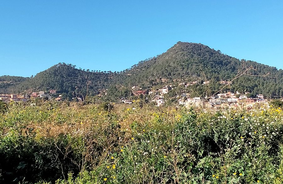 La colline du Rebaixí et le Montpedrós vus depuis la Colònia Güell, à Santa Coloma de Cervelló