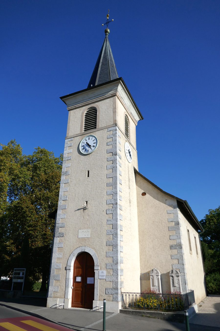 Vue extérieure de l’église Saint-Pierre à Meinier dans le canton de Genève