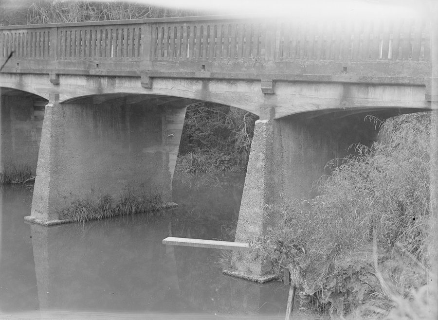 Pont en béton au-dessus de la rivière Mahurangi à Warkworth
