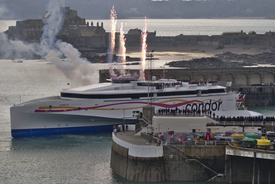Ferry dans le port de Saint Helier