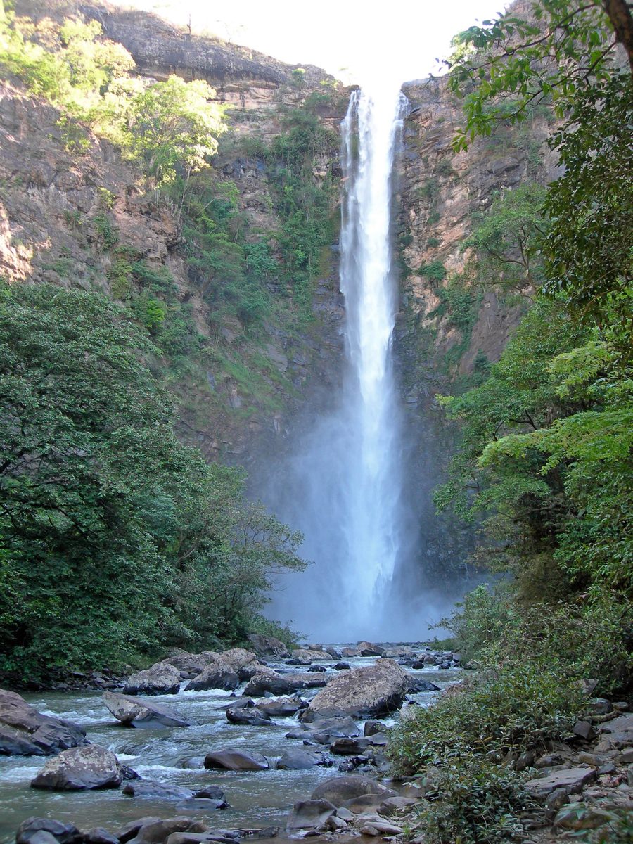 Cachoeira da Jiboia, une haute cascade près d’Unaí dans le Minas Gerais