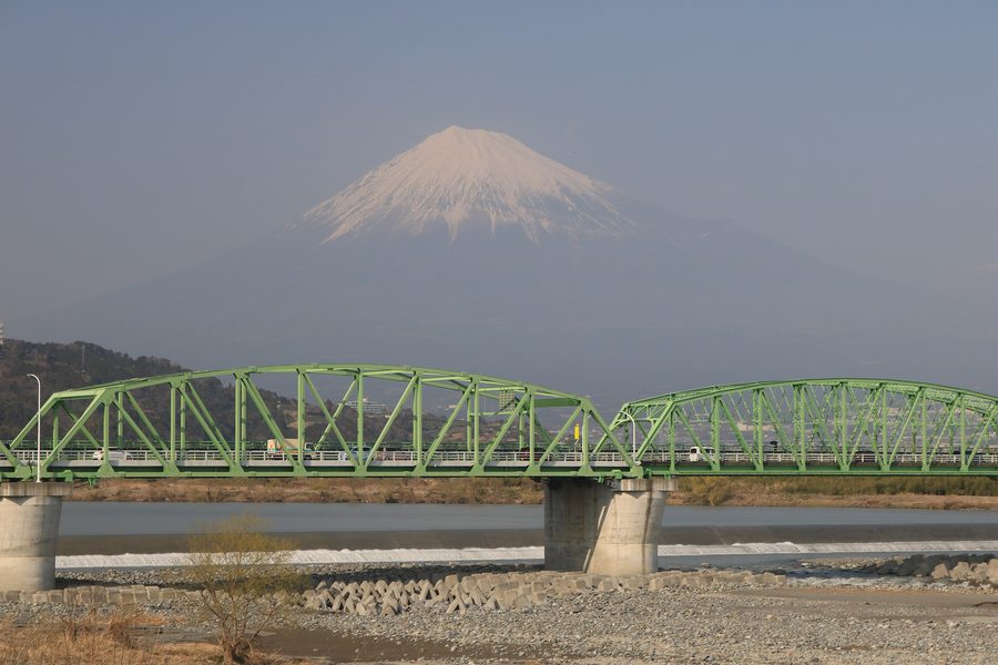 Blick auf den Fuji über die Fujikawa-Brücke in Fuji, Präfektur Shizuoka