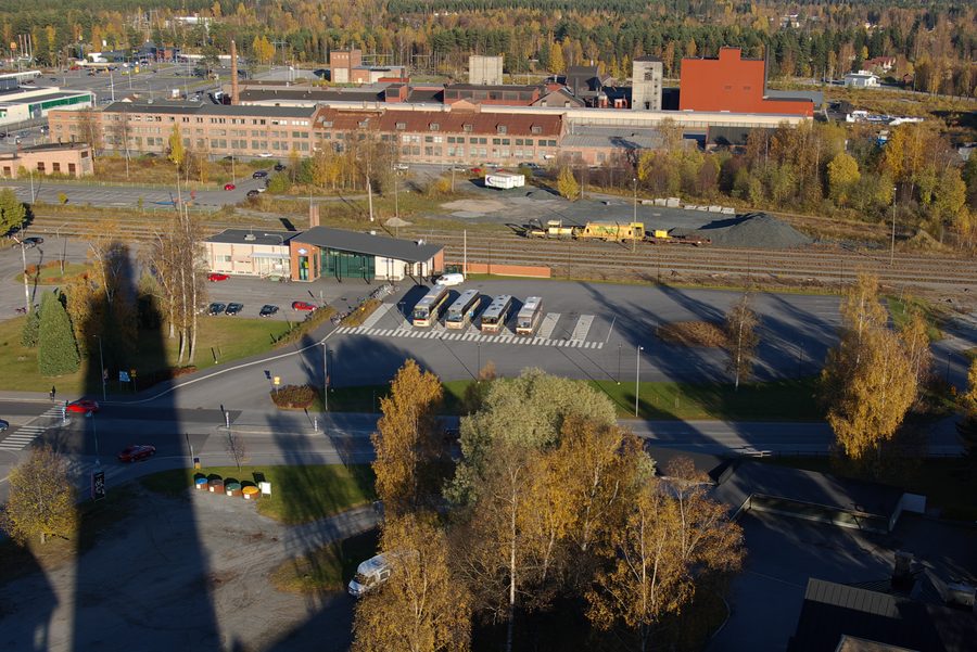 Gare routière de Jakobstad vue depuis la tour d'eau, avec le triage ferroviaire en arrière-plan