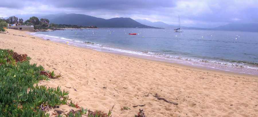 Plage de Porto Pollo et paysage côtier à Serra di Ferro, Corse