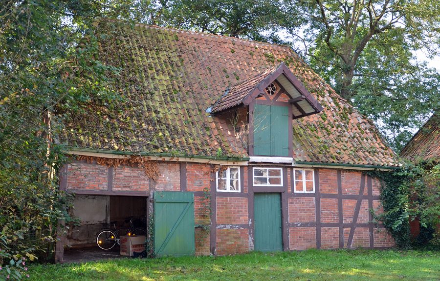 Bâtiment d'écurie historique au Mühlenteich à Neubruchhausen