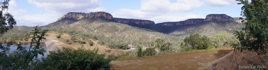 Panorama des falaises de grès au barrage de Cania, près de Cania Gorge