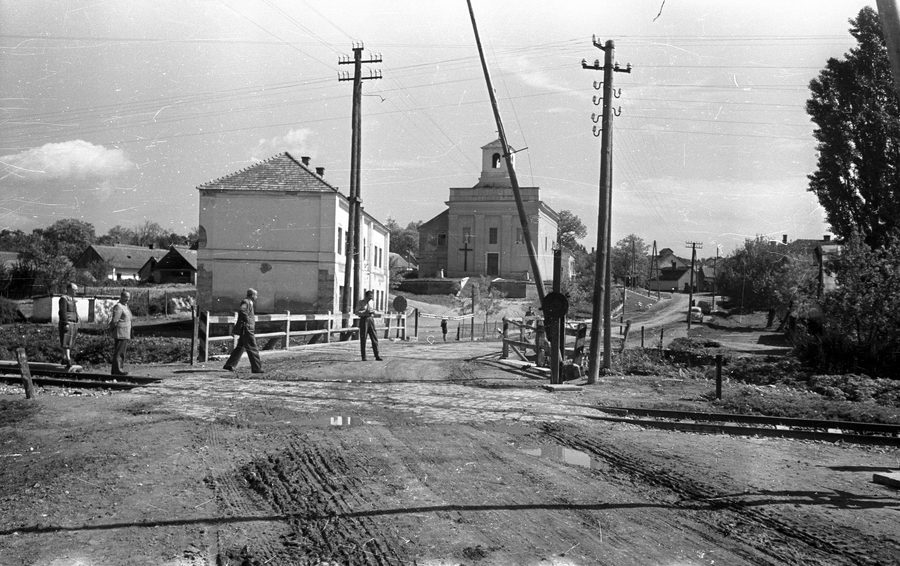 Rue principale à Vértesacsa avec l’église Szent Kereszt en arrière-plan