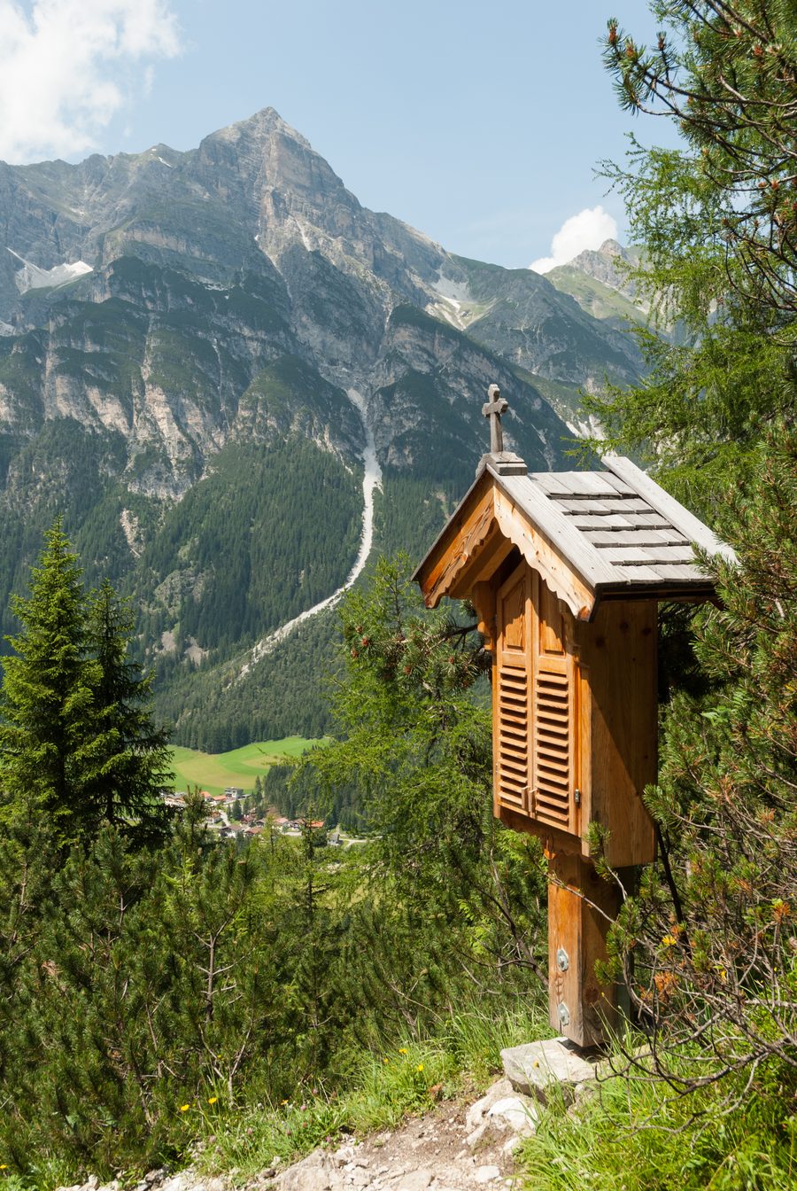 Chemin de croix vers St. Magdalena dans le Gschnitztal avec la Kirchdachspitze en arrière-plan