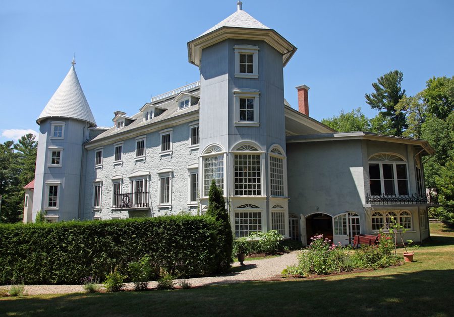 Le Manoir Papineau à Montebello surplombant la rivière des Outaouais.