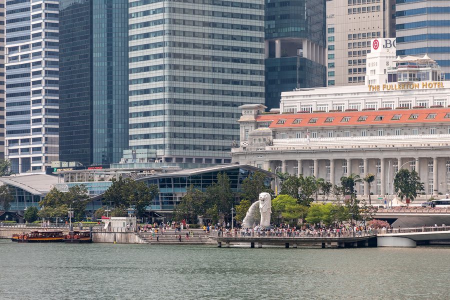La statue du Merlion à Singapour au bord de l’eau.