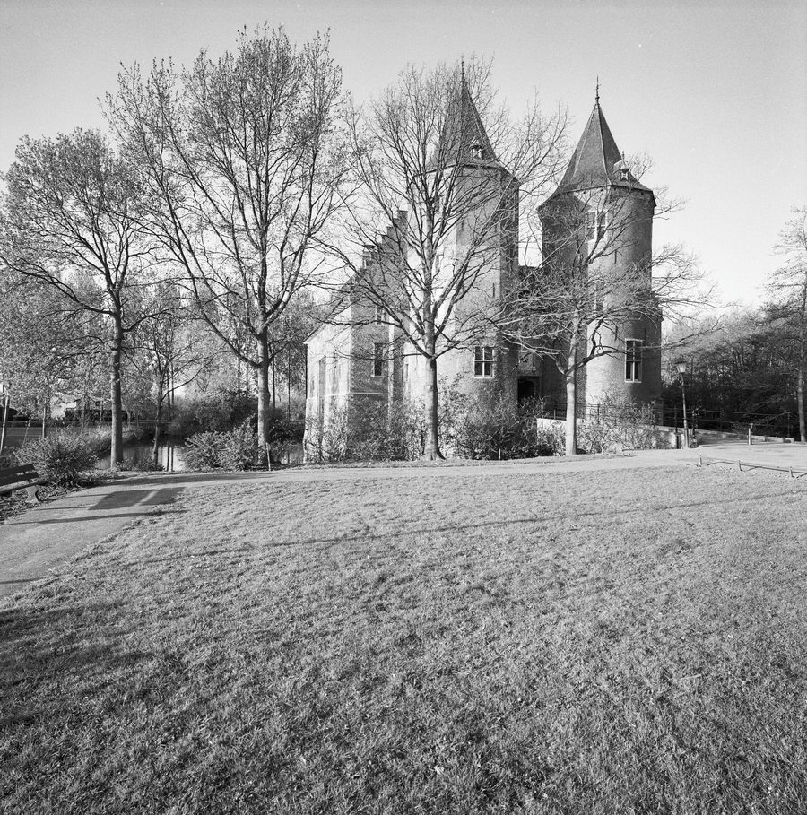 Façade principale du château de Dussen avec tours et portail d’accès