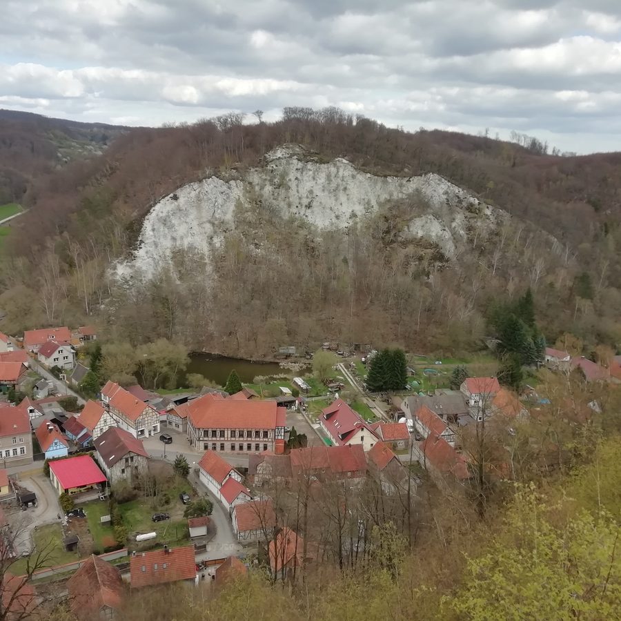 Falaise karstique gypseuse du Hohen Kopf près de Questenberg avec le Totensumpf