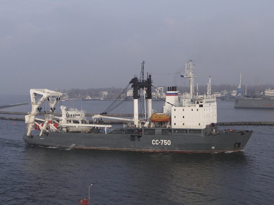 Le navire de sauvetage SS-750 avec son sous-marin dans le détroit de Baltiysk