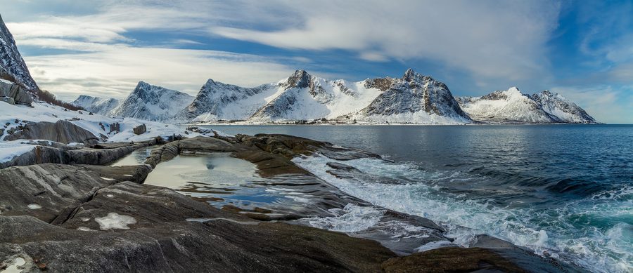 Côte sauvage à Tungeneset et Steinfjorden sur Senja avec montagnes et fjord