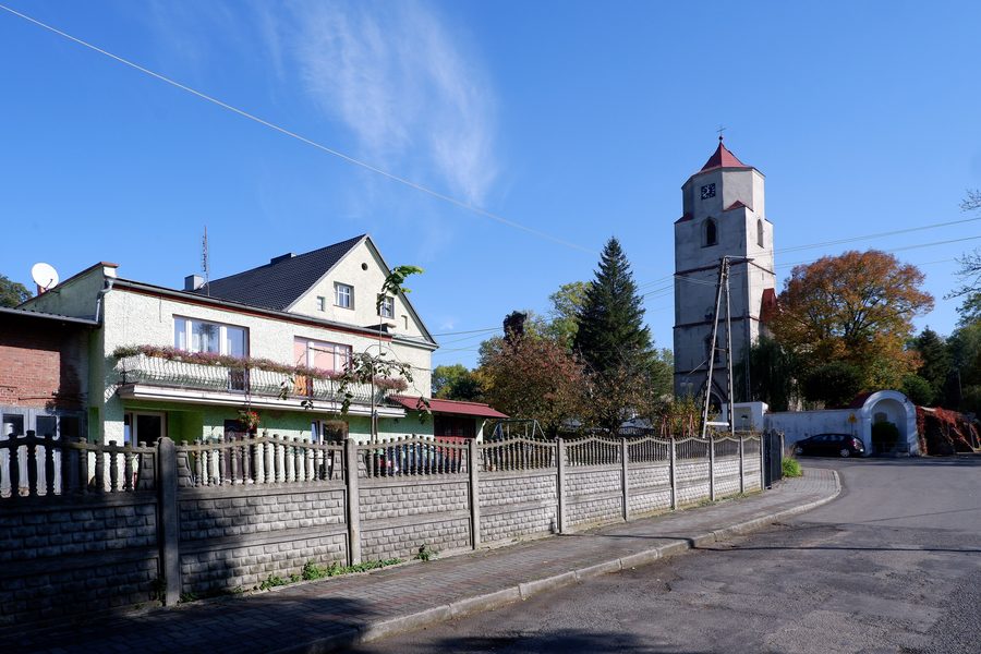 Allee Schumana 2 und die katholische Kirche in Pilszcz, Polen