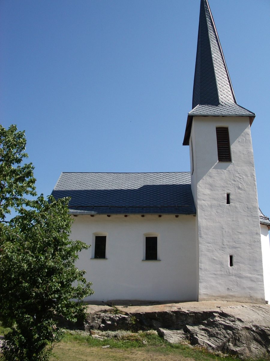 Vue du village alpin de Flond dans le canton des Grisons