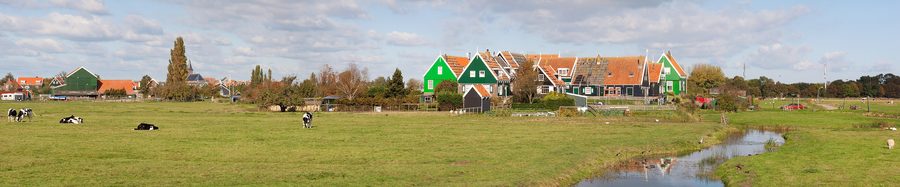 Vue panoramique sur Grote Werf et le village de Marken sur l’IJsselmeer en Hollande-Septentrionale
