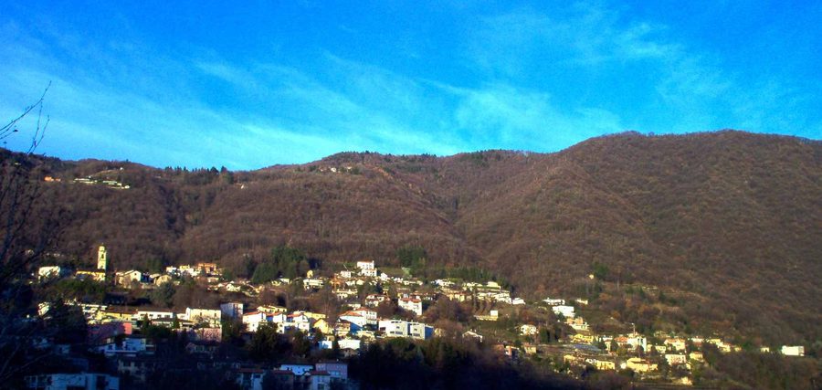 Panorama de Vacallo avec collines et paysage bâti