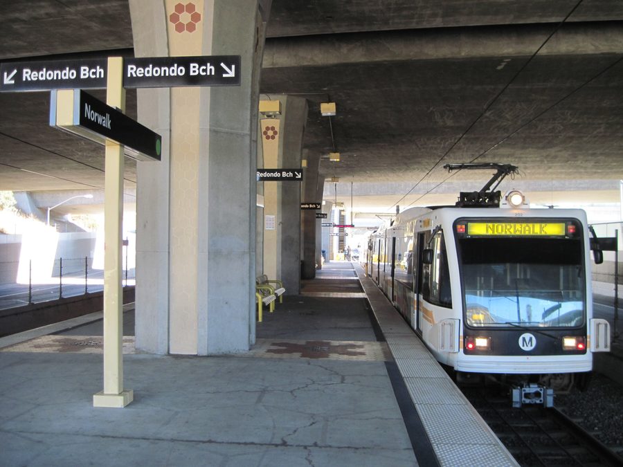 Train à la gare de la Metro Green Line à Norwalk, Californie