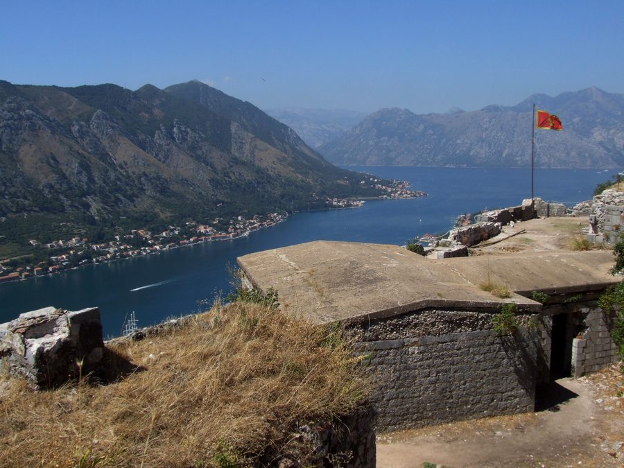 Vue depuis les remparts de Kotor sur la baie de Kotor et les montagnes environnantes