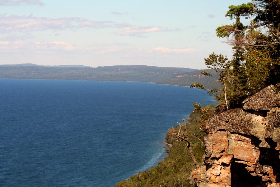 Vue sur le Sleeping Giant depuis le Thunder Bay Lookout en Ontario