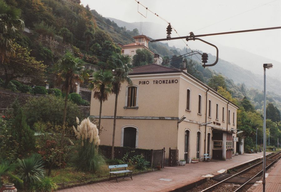 Bâtiment de la gare de Pino-Tronzano vu du côté des voies ferrées