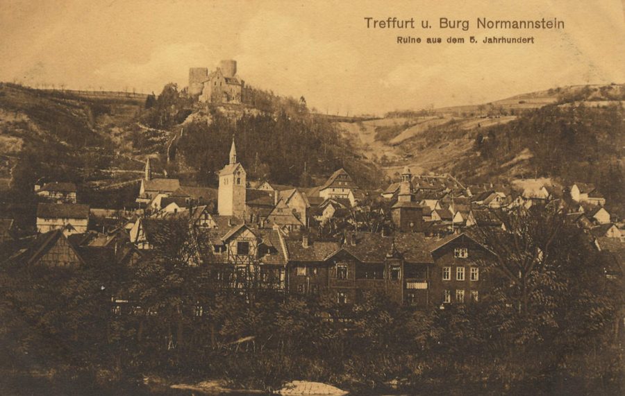 Vue de la ville de Treffurt avec le château de Normannstein