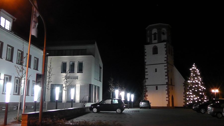 Hôtel de ville de Neuhausen dans le district de l’Enz avec la place du marché et l’église catholique en arrière-plan