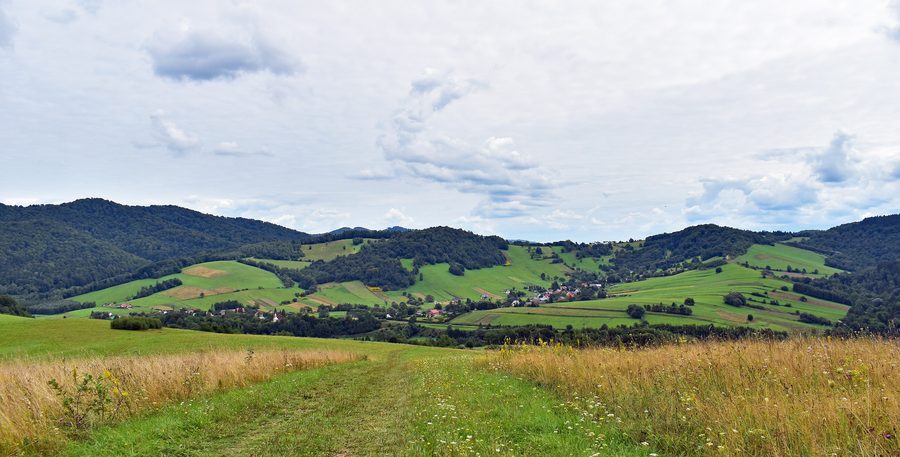 Vue du village de Terka dans le powiat de Lesko, au sud-est de la Pologne