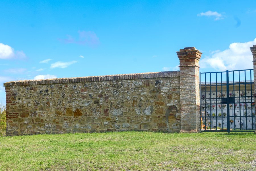 Cimetière de Sughera, hameau de Montaione, en Toscane