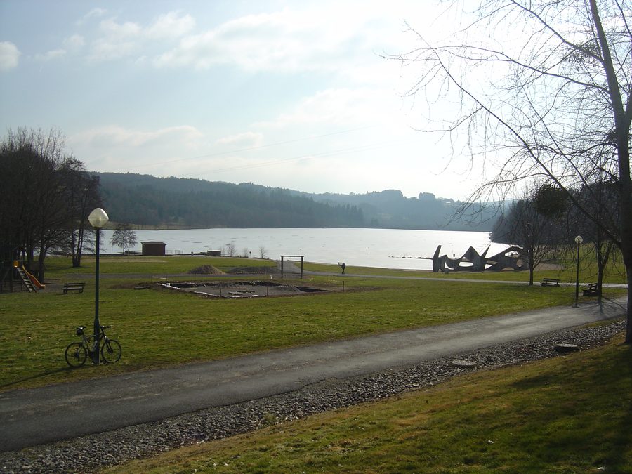 Lac d'Aubusson, entouré de nature rurale