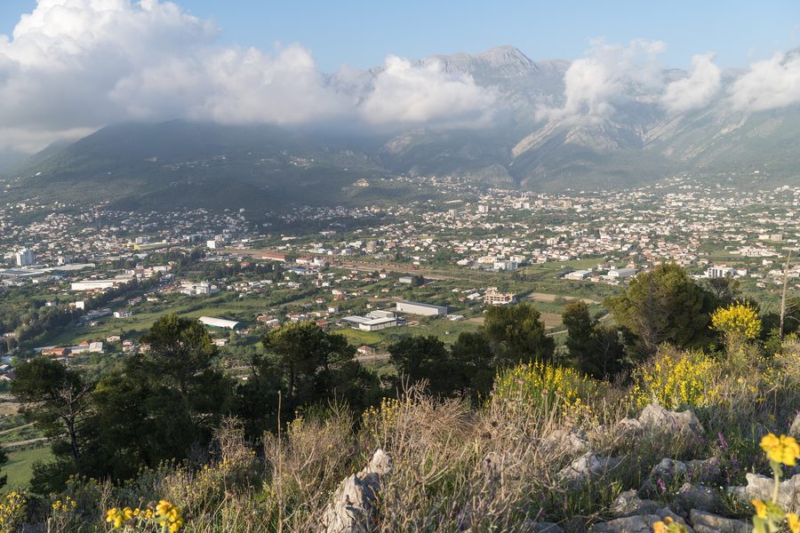 Vue depuis la commune de Bar sur les montagnes et la vieille ville historique de Stari Bar